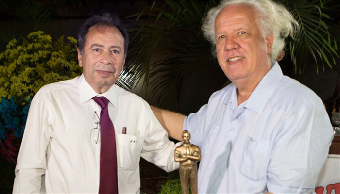 Foto:Juan Pablo Cohen/ El director de La Opinión, José Eustorgio Colmenares Ossa, entregó el premio al Mérito Periodístico al cucuteño Alberto Donadío. 